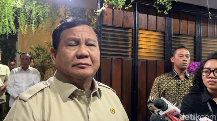 Presiden Prabowo Subianto didampingi Wakil Presiden Gibran Rakabuming Raka usai menemui Presiden Ke-7 Joko Widodo (Jokowi) di Sumber, Banjarsari, Solo, Minggu (20/7/2025).