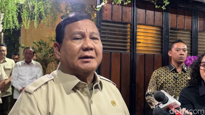 Presiden Prabowo Subianto didampingi Wakil Presiden Gibran Rakabuming Raka usai menemui Presiden Ke-7 Joko Widodo (Jokowi) di Sumber, Banjarsari, Solo, Minggu (20/7/2025).