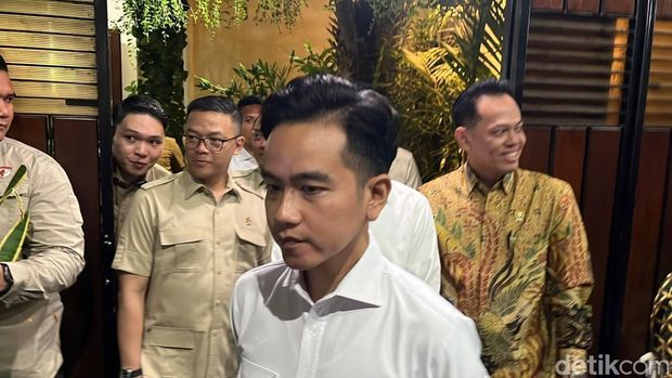 Presiden Prabowo Subianto didampingi Wakil Presiden Gibran Rakabuming Raka usai menemui Presiden Ke-7 Joko Widodo (Jokowi) di Sumber, Banjarsari, Solo, Minggu (20/7/2025).