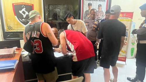 Proses mediasi tiga warga negara asing (WNA) terlibat perkelahian dengan dua warga pendatang di Nora Kitchen and Bar, Nusa Penida, Klungkung, Bali. (Foto: Dok. Polsek Nusa Penida)