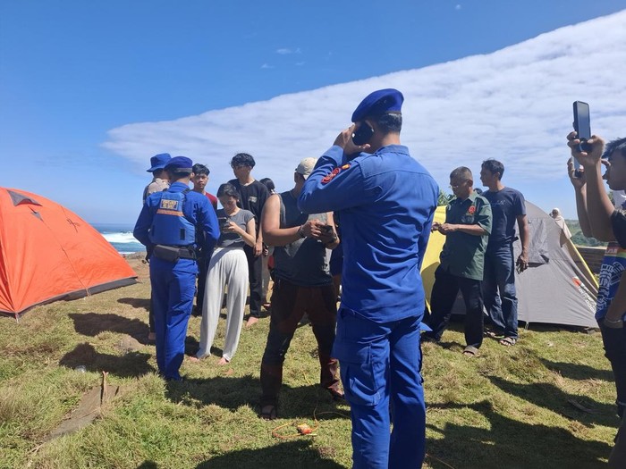 Proses pencarian wisatawan hilang di Pantai Puncak Guha, Garut.