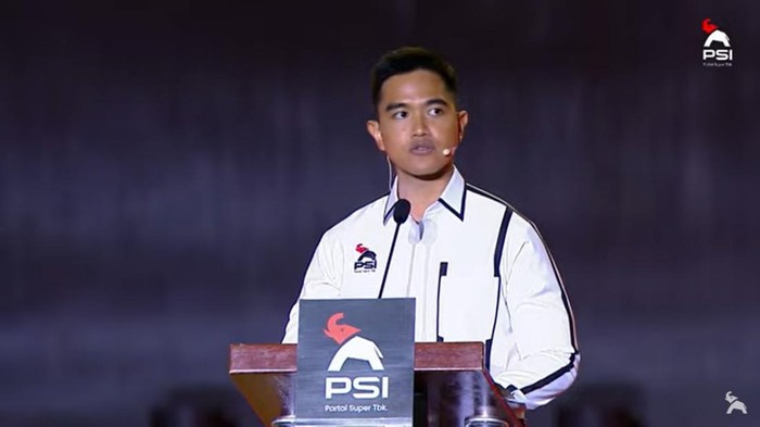 Ketua Umum Partai Solidaritas Indonesia (PSI), Kaesang Pangarep, saat berpidato dalam penutupan Kongres PSI di Edutorium UMS, Minggu (20/7/2025).