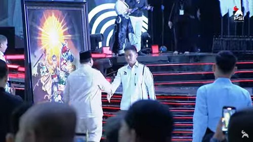 Ketua Umum Partai Solidaritas Indonesia Kaesang Pangarep saat memberi lukisan kepada Presiden Prabowo Subianto di Edutorium UMS, Minggu (20/7/2025) malam.
