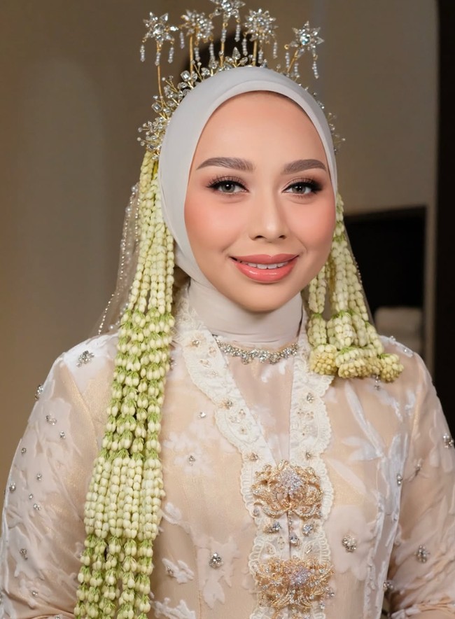 Wajah Putri Karlina dirias oleh MUA ternama, Marlene Hariman. Riasannya tampil flawless dan anggun, mempertegas kecantikan alaminya tanpa terlihat berlebihan. Makeup ini juga menonjolkan fitur wajah dengan cara yang lembut dan memukau. Foto: Instagram/@putri.karlina14