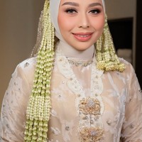 Wajah Putri Karlina dirias oleh MUA ternama, Marlene Hariman. Riasannya tampil flawless dan anggun, mempertegas kecantikan alaminya tanpa terlihat berlebihan. Makeup ini juga menonjolkan fitur wajah dengan cara yang lembut dan memukau. Foto: Instagram/@putri.karlina14