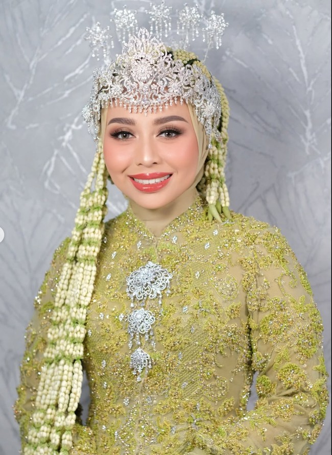 Momen akad hingga resepsi itu ternyata menjadi impian Putri Karlina sejak satu dekade lalu. Dalam keterangan unggahannya sang MUA mengatakan bahwa Putri telah lama memimpikan bisa dirias oleh Marlene Hariman. Foto: Instagram/@putri.karlina14