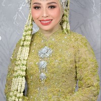 Momen akad hingga resepsi itu ternyata menjadi impian Putri Karlina sejak satu dekade lalu. Dalam keterangan unggahannya sang MUA mengatakan bahwa Putri telah lama memimpikan bisa dirias oleh Marlene Hariman. Foto: Instagram/@putri.karlina14