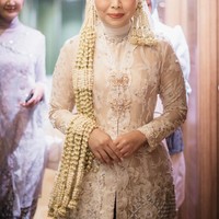 Gaya hijab Putri Karlina ditata oleh @jatupurwanti, yang mengombinasikan hijab modern dengan sentuhan tradisional. Tak ketinggalan, untaian melati panjang menghiasi sisi kepala, menambah kesan sakral khas pengantin Sunda. Foto: Instagram/@putri.karlina14