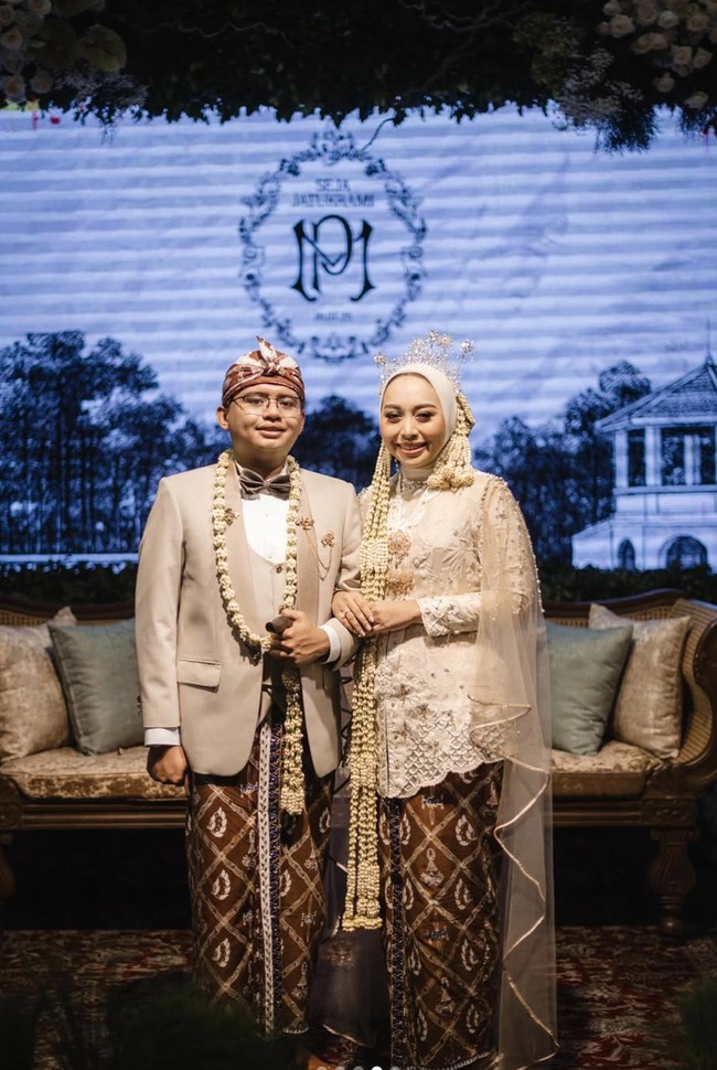 Kebaya spesial ini merupakan hasil rancangan dua desainer lokal asal Garut, yaitu Kang Upi dari @upiedam.official dan Kang Agung dari @agunggumelar.official. Kolaborasi ini melahirkan busana akad nikah yang sederhana tapi sarat nilai estetika dan budaya lokal. Foto: Instagram/@putri.karlina14