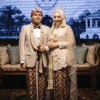 Kebaya spesial ini merupakan hasil rancangan dua desainer lokal asal Garut, yaitu Kang Upi dari @upiedam.official dan Kang Agung dari @agunggumelar.official. Kolaborasi ini melahirkan busana akad nikah yang sederhana tapi sarat nilai estetika dan budaya lokal. Foto: Instagram/@putri.karlina14