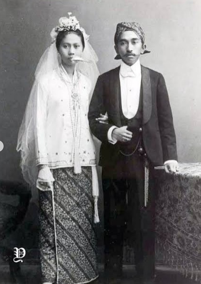 Wakil Bupati Garut Putri Karlina memilih kebaya tanpa payet yang tidak biasa untuk acara akad nikah dengan anak Dedi Mulyadi, Maulana Akbar. Inspirasi busana ini datang dari gaya pengantin Sunda tempo dulu yang dikenal sederhana namun tetap berkelas. Ia sengaja mencari bahan kebaya yang unik agar tetap tampak mewah walau tanpa banyak ornamen. Foto: Instagram/@putri.karlina14