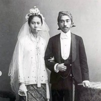 Wakil Bupati Garut Putri Karlina memilih kebaya tanpa payet yang tidak biasa untuk acara akad nikah dengan anak Dedi Mulyadi, Maulana Akbar. Inspirasi busana ini datang dari gaya pengantin Sunda tempo dulu yang dikenal sederhana namun tetap berkelas. Ia sengaja mencari bahan kebaya yang unik agar tetap tampak mewah walau tanpa banyak ornamen. Foto: Instagram/@putri.karlina14