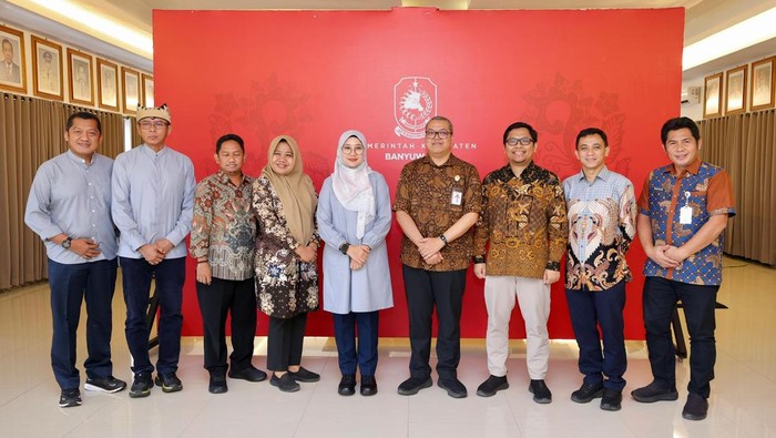 Rapat terbatas antara Bupati Banyuwangi Ipuk Fiestiandani beserta Tim Digitalisasi Bansos saat di Banyuwangi