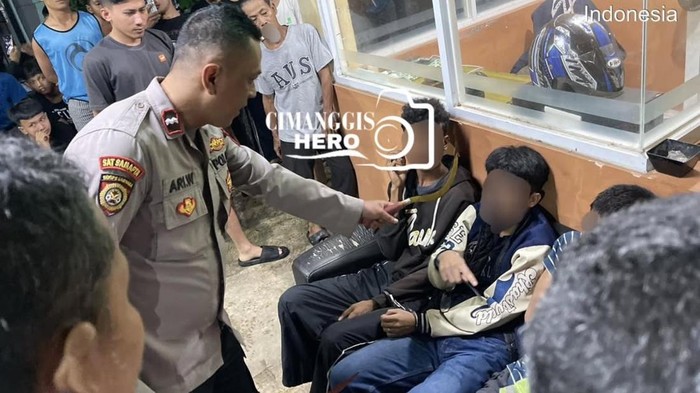 Video memperlihatkan aksi sejumlah remaja hendak tawuran membawa senjata tajam (sajam) dan menyalakan petasan di Jalan Raya Bogor, Cimanggis, Depok, Jumat (18/7/2025), ramai di media sosial. Tiga remaja yang kocar-kacir dibubarkan polisi akhirnya diamankan.