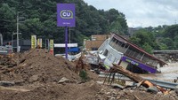 Sementara itu, di Gapyeong, sebuah toko swalayan tampak mengalami kerusakan berat akibat luapan air yang masuk ke dalam bangunan. Barang-barang berserakan dan rak-rak toko terlihat roboh diterjang banjir. REUTERS/Yonhap News Agency