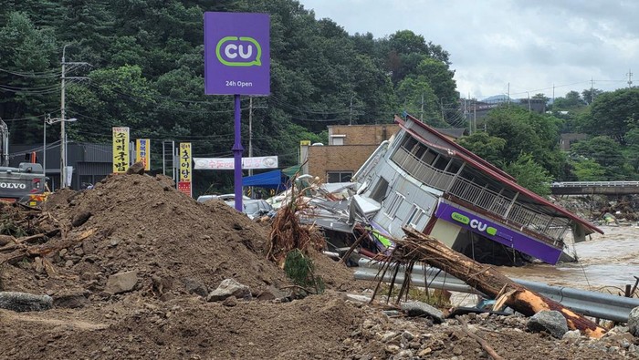 REUTERS/ Yonhap Hujan deras yang mengguyur Korea Selatan sejak beberapa hari terakhir menyebabkan banjir di sejumlah wilayah, termasuk kota Gwangju dan Gapyeong. Permukiman warga, fasilitas umum, hingga toko-toko swalayan dilaporkan terendam air, dengan beberapa mengalami kerusakan cukup parah.