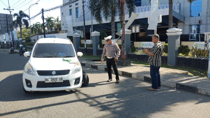 Saat anggota Satlantas Polrestabes Palembang melakukan olah TKP di lokasi kejadian
