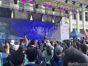 Pecah! EnviRUNment di Surabaya Ditutup Nyanyi Bareng Anggi Marito
