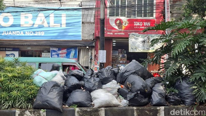 Sampah menumpuk di sudut jalanan Kota Bandung.