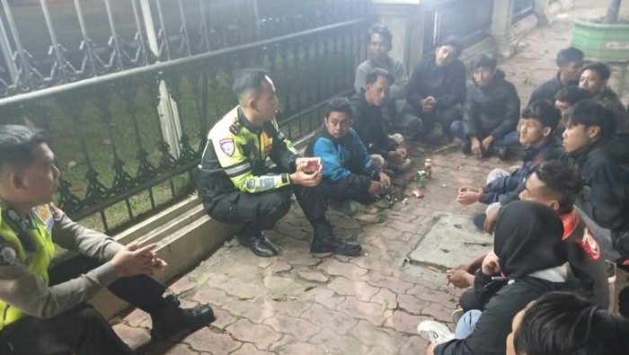 Satlantas Polres Jember sapa komunitas otomotif mengajak untuk tertib berlalu lintas