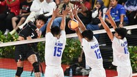 Pevoli Timnas putra Indonesia Boy (kiri) melakukan smes yang coba diadang pevoli Timnas putra Kamboja M Menglaiy (kedua kanan), K Srenglyhour (kanan) dan K Mom (kedua kiri) pada pertandingan SEA Volley League 2025 putaran kedua di Jakarta International Velodrome, Rawamangun, Jakarta, Sabtu (19/7/2025). Indonesia menang dari Kamboja dengan skor 3-0 (25-21, 25-14,25-22). ANTARA FOTO/ Fakhri Hermansyah