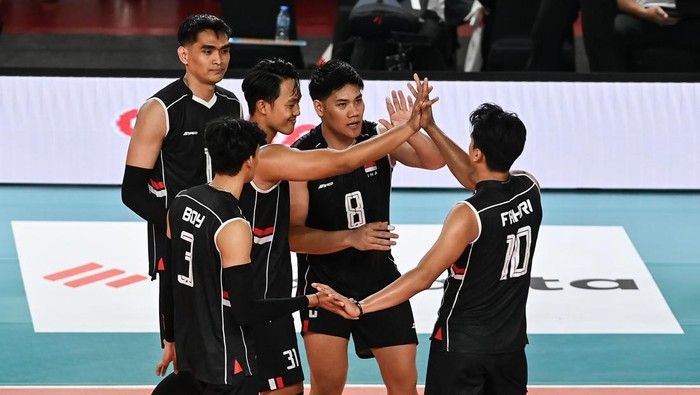 Pevoli Timnas putra Indonesia melakukan selebrasi usai menang dari Timnas putra Kamboja pada pertandingan SEA Volley League 2025 putaran kedua di Jakarta International Velodrome, Rawamangun, Jakarta, Sabtu (19/7/2025). Indonesia menang dari Kamboja dengan skor 3-0 (25-21, 25-14,25-22). ANTARA FOTO/ Fakhri Hermansyah