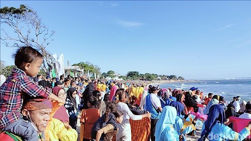 Sebanyak 21.220 penari terlibat dalam pementasan Tari Ou Balumba saat puncak Festival Lakey di Dompu, NTB, pada Sabtu (19/7/2025). (Foto: Faruk/detikBali)