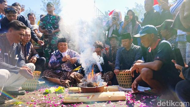 Momen Sedekah Laut di Pantai Genjik, Purworejo, Minggu (29/7/2025).