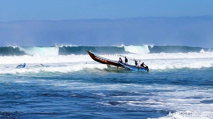 Momen Sedekah Laut di Pantai Genjik, Purworejo, Minggu (29/7/2025).