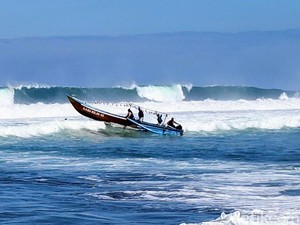 Larungan Sesaji di Pantai Genjik Purworejo, Perahu Sempat Terbalik Kena Ombak