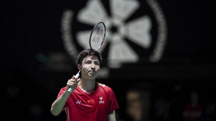 Chinas Shi Yu Qi celebrates his victory against Frances Christo Popov during their mens singles semi-final match on day five of the Japan Open badminton tournament at Tokyo Gymnasium in Tokyo on July 19, 2025. (Photo by Yuichi YAMAZAKI / AFP)