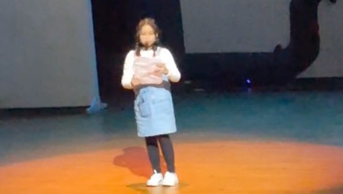 Siswa kelas 6 SD bernama Gina membacakan puisi untuk Irjen Herry Heryawan.  Puisi berjudul Percakapan Seekor Snak Gajah dengan Seorang Jenderal itu dibacakan pada konser Kalam Musika, di Gedung Anjung Seni Idrus Tintin, Bandar Serai Purna MTQ, Pekanbaru, Sabtu (19/7/2025).