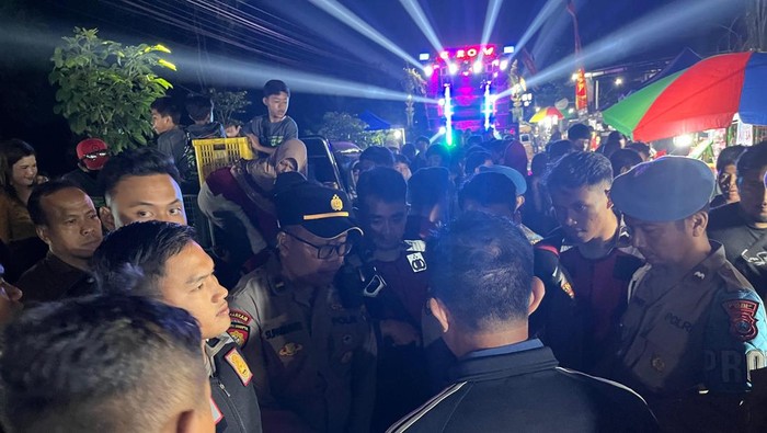 Petugas Polres Kediri membubarkan karnaval sound horeg yang digelar di Desa Duwet, Kec. Wates, Kab Kediri Sabtu (19/7)
