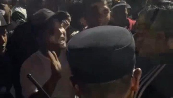 Adu mulut warga dan polisi saat menolak pembubaran karnaval sound horeg di Desa Duwet, Wates, Kab Kediri Sabtu (19/7)