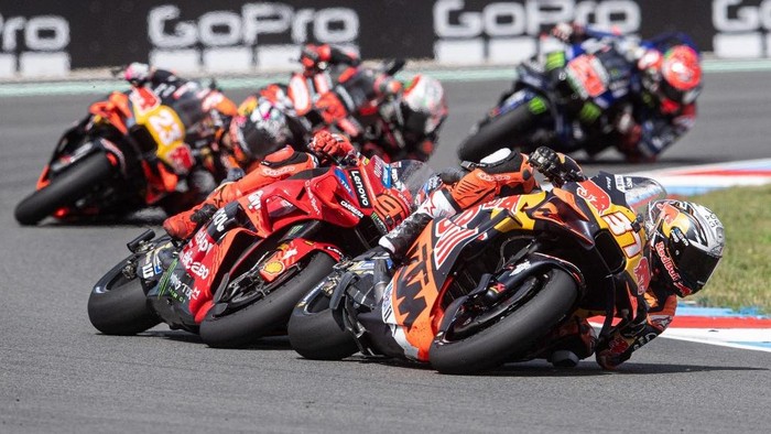 Ducati Lenovo Teams Spanish MotoGP rider Marc Marquez (L) and Red Bull KTM Factory Racing teams Spanish MotoGP rider Pedro Acosta (R) compete during the motorcycle Czech Moto GP Grand Prix sprint race at the Masaryk circuit in Brno, Czech Republic on July 19, 2025. (Photo by Michal Cizek / AFP)