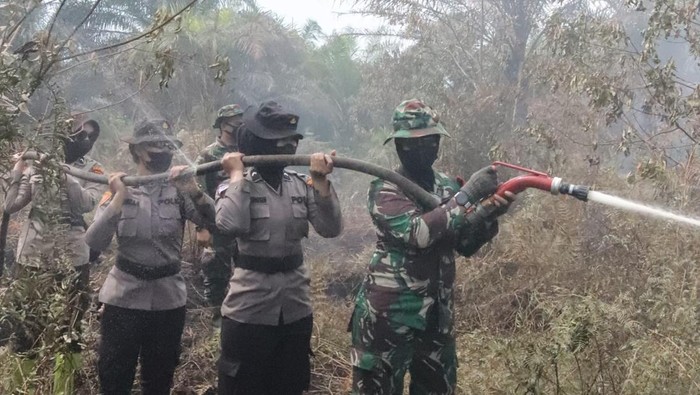 Srikandi TNI dan Polri terjun ikut padamkan karhutla di Rokan Hilir, Riau, Minggu (20/7/2025).