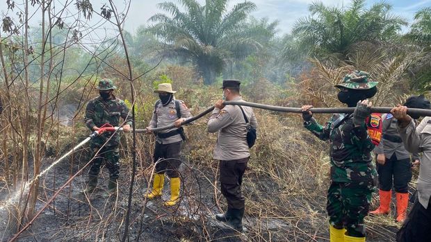 Srikandi TNI dan Polri terjun ikut padamkan karhutla di Rokan Hilir, Riau, Minggu (20/7/2025).