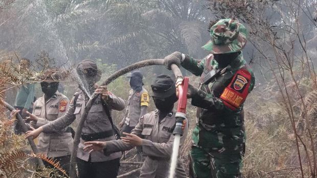Srikandi TNI dan Polri terjun ikut padamkan karhutla di Rokan Hilir, Riau, Minggu (20/7/2025).
