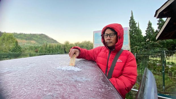 Penampakan embun es yang menebal akibat suhu Dieng mencapai minus 3 derajat Celsius, Minggu (20/7/2025) pagi.