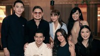 Mantan atlet timnas ini juga menjalin hubungan baik dengan beberapa artis. Buktinya terlihat ketika ia makan malam bersama Olla Ramlan, Teuku Ryan dan beberapa teman dekat lainnya. Foto: Instagram/@syamsir11alam