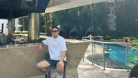 Pada akun Instagramnya @syamsir11alam, banyak membagikan momen kulinerannya. Termasuk ketika bersantai di sebuah bar di tepi kolam renang. Foto: Instagram/@syamsir11alam