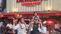 Pada hari liburnya, Syamsir Alam dan istri kompak menghabiskan waktu bersama anak-anak. Seperti ketika berkeliling untuk kulineran sampai ke Blok M. Foto: Instagram/@syamsir11alam