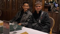 Sebagai sosok pesepakbola senior, Syamsir Alam tak angkuh dengan generasi penerusnya. Momen jamuan makan malam bersama pesepakbola Marselino diabadikan Syamsir Alam pada akun Instagramnya. Foto: Instagram/@syamsir11alam