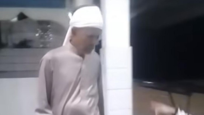 Tangkapan layar lansia yang mengenakan sorban dikejar warga gegara diduga mencabuli anak perempuan di bawah umur di masjid di Soppeng.