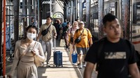 Penumpang berjalan menuju gerbong kereta api Tawang Jaya Premium di Stasiun Semarang Tawang, Semarang, Jawa Tengah, Minggu (20/7/2025). ANTARA FOTO/Aprillio Akbar