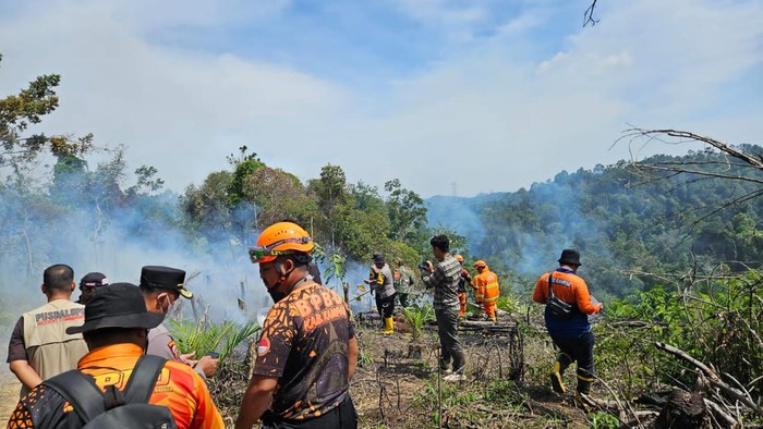Tim BPBD juga ikut terjun memadamkan api di Kabupaten Kampar, Riau, Sabtu (19/7/2025).
