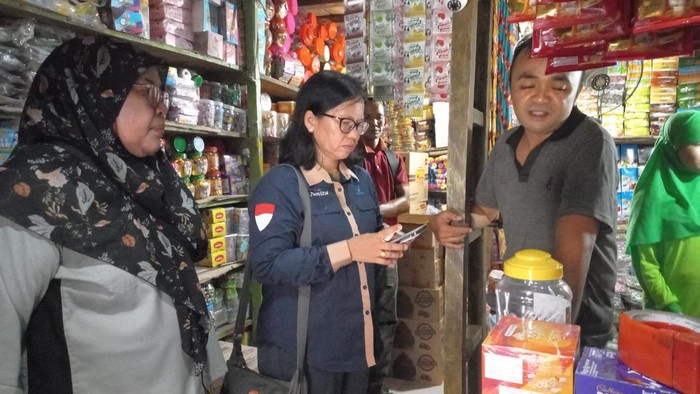 Tim gabungan saat melakukan penyelidikan terkait adanya 10 siswa SD keracunan di Muba
