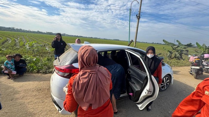 Tim medis saat mengevakuasi seorang ibu yang melahirkan di dalam mobil di Konawe.