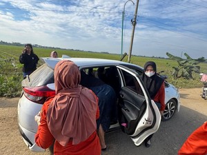 Heboh Ibu Muda Melahirkan dalam Mobil Saat Lalui Jalan Rusak di Konawe