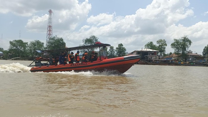 Tim SAR saat melakukan pencarian nelayan hilang di Banyuasin.
